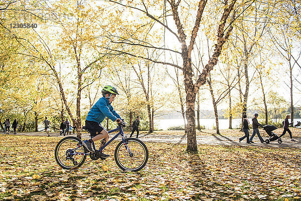 Ein kleiner Junge auf einem Fahrrad im Greenlake Park in Seattle.