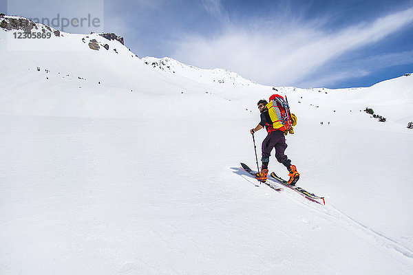 Seitenansicht eines Mannes beim Skilanglauf zum Berg Shasta  Kalifornien  USA