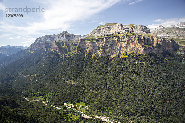 Majestätische Naturkulisse mit Bergen im Ordesa-Tal in den Pyrenäen  Nationalpark Ordesa y Monte Perdido  Huesca  Aragonien  Spanien