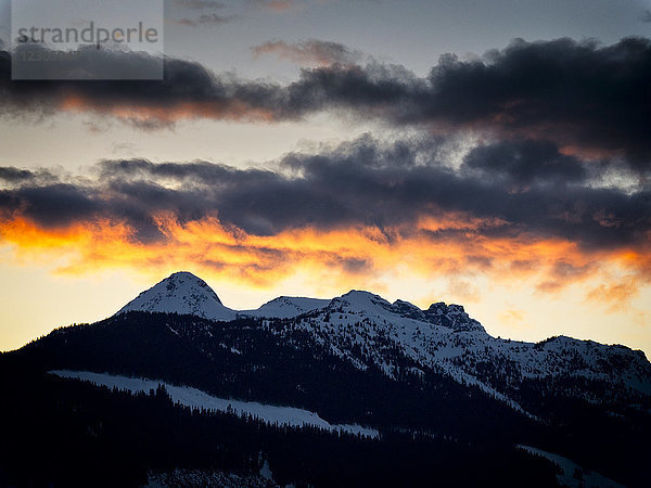 Majestätische Naturkulisse der Berge im Winter bei Sonnenuntergang  Pemberton  British Columbia  Kanada