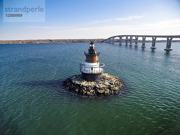 Blick auf Leuchtturm im Meer und Brücke im Hintergrund  Narragansett Bay  North Kingstown  Rhode Island  USA