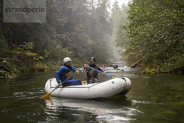 Zwei Männer beim Rafting auf dem Little North Fork Santiam River (Opal Creek)  Opal Creek Wilderness  Oregon  USA