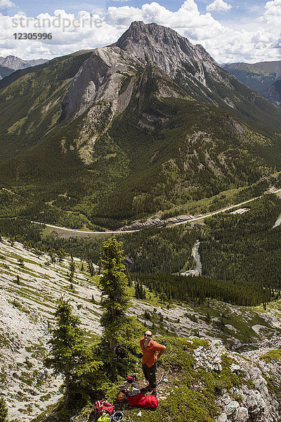 Einzelner männlicher Wanderer macht Pause in den Rocky Mountains  Banff National Park  Alberta  Kanada