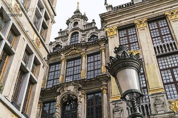 Berühmte Gebäude auf dem Grand Place in Brüssel  Belgien  einem riesigen Stadtplatz  der vollständig von eleganten historischen Gebäuden aus dem 14. Jahrhundert umgeben ist