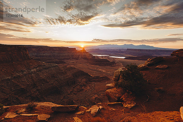 Blick auf den Sonnenaufgang über dem riesigen Canyon des Dead Horse State Park  Utah  USA