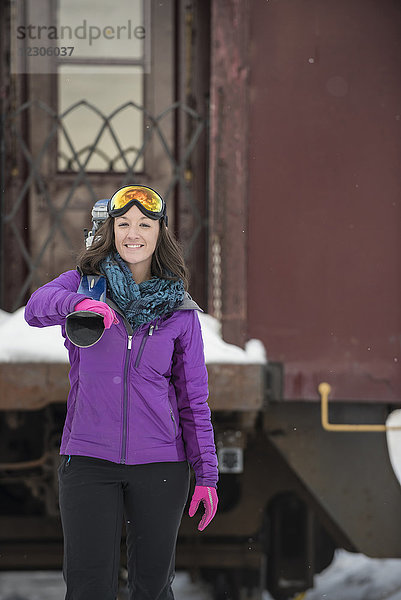 Porträt einer Skifahrerin im Freien im Winter