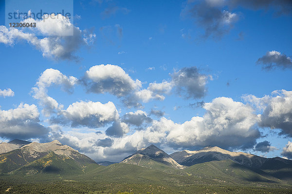 Landschaftlicher Blick auf weiße Wolken über den Hügeln des Arkansas Headwaters State Park  Colorado  USA