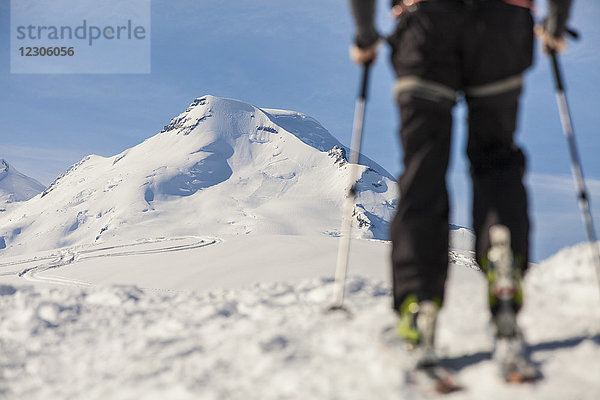 Rückansicht eines Mannes beim Skilanglauf im North Cascades National Park  Washington State  USA