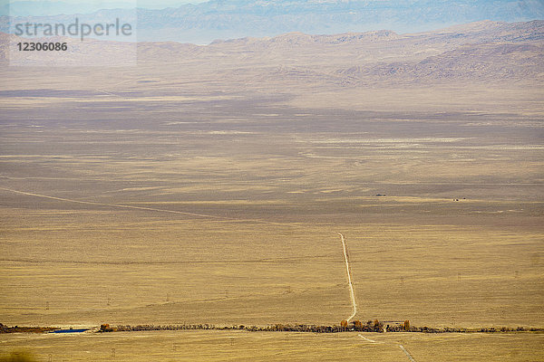 Wüstenlandschaft mit Straße durch das Snake Valley von einem Aussichtspunkt im Great Basin National Park  Nevada  USA
