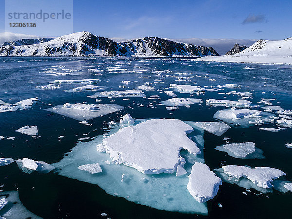 Schöne arktische Naturlandschaft mit Packeis im Arktischen Ozean  Spitzbergen  Svalbard und Jan Mayen  Norwegen