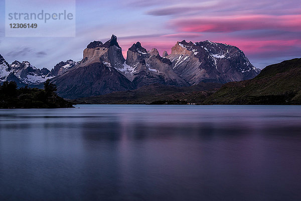 Majestätische Naturkulisse des Pehoe-Sees und der Berge bei Sonnenuntergang  Torres del Paine National Park  Patagonien  Chile