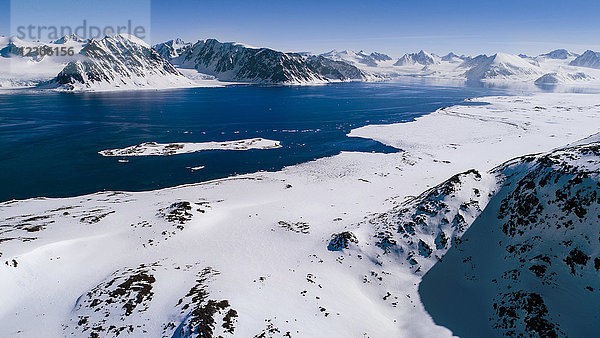 Arktische Naturlandschaft mit Meer und Bergen an der Küste  Danskoya  Spitzbergen  Svalbard und Jan Mayen  Norwegen