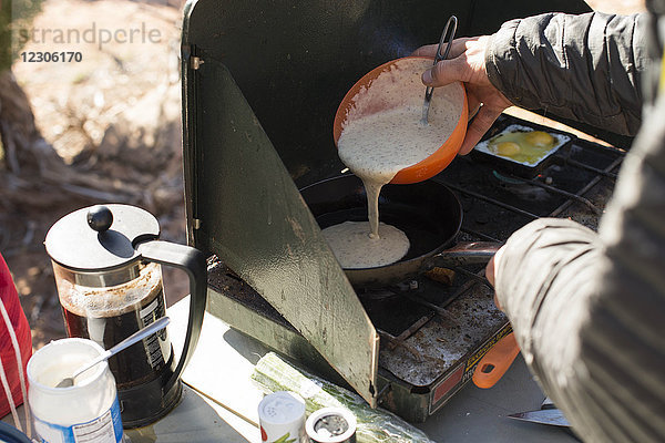 Hände einer Person bei der Vorbereitung des Frühstücks vor dem Klettern in Moab  Utah  USA