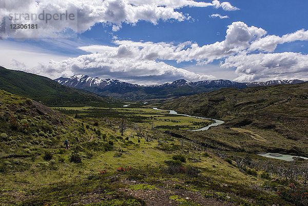 Schöne Naturkulisse mit Fluss und Bergen  Patagonien