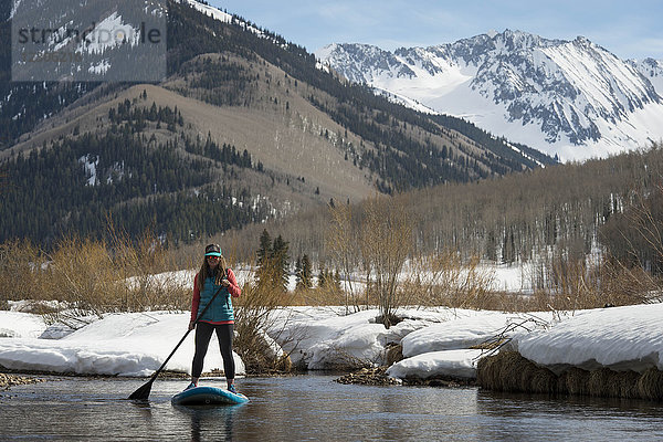 Frau paddelt auf einem kleinen Fluss in den Bergen bei Aspen  Colorado  USA