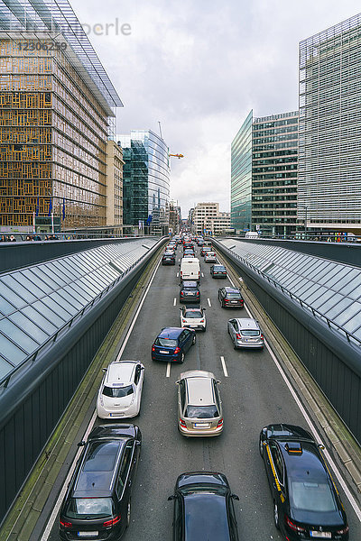 Stadtbild mit Straße und Schuman-Bahnhof mit Justus-Lipsius-Gebäude auf der linken Seite und Berlaymont-Gebäude auf der rechten Seite  Brüssel  Belgien