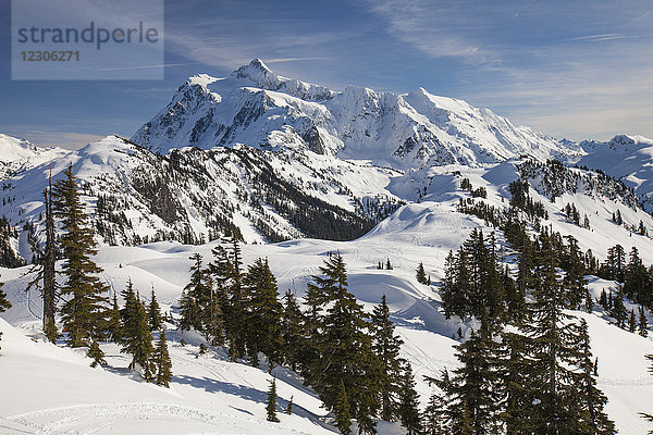 Schöne Naturkulisse des Mount Shuksan im Winter  North Cascades National Park  Washington State  USA
