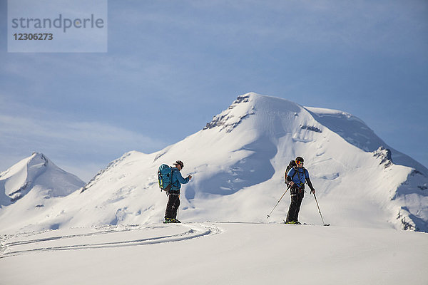 Zwei Männer beim Skilanglauf im North Cascades National Park  Washington State  USA