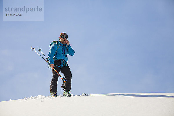 Skilangläufer isst ein Stück Schnee im North Cascades National Park  Washington State  USA