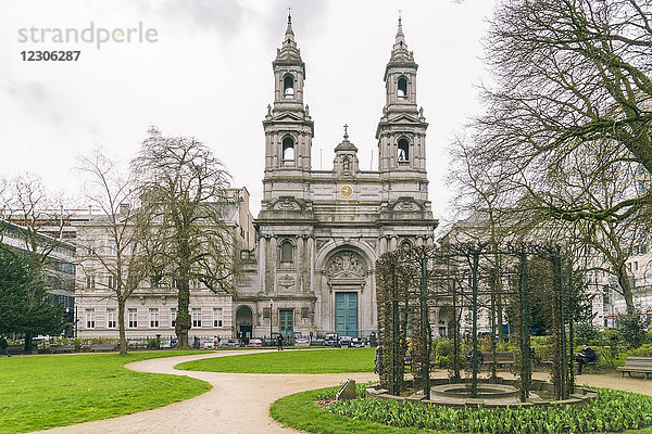Die Sankt-Josephs-Kirche befindet sich auf dem Frere-Orban-Platz im Leopold-Viertel im Zentrum von Brüssel. Sie ist ein nationales Heiligtum  das dem Heiligen Josef gewidmet ist  der seit 1679 Schutzpatron Belgiens ist.