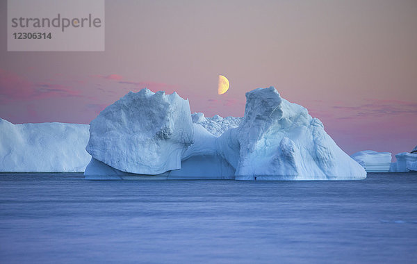Schöne Polarlandschaft mit Eisbergen bei Sonnenuntergang  Qeqertarsuaq  Diskusinsel  Grönland