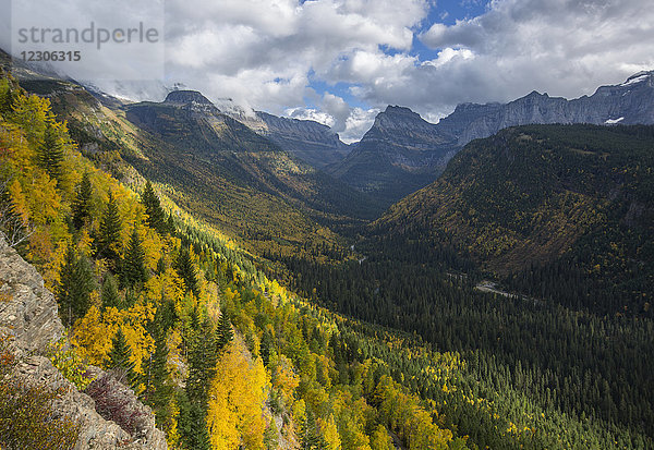 Die malerische Landschaft des Glacier National PArk im Herbst von der Going to the Sun Road aus  die sich über einen sehr hohen Bergpass durch den Park schlängelt. Montana.