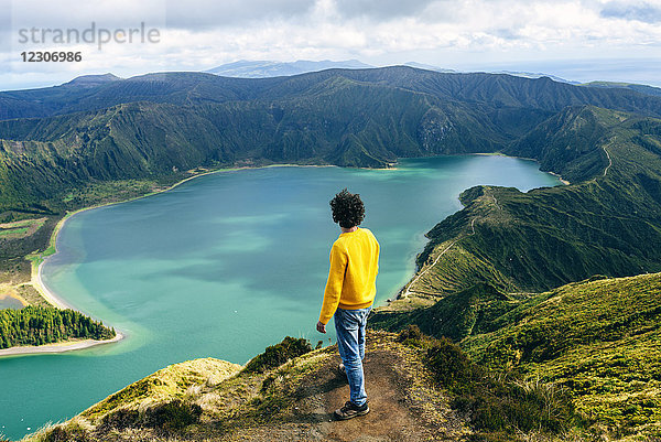 Azoren  Sao Miguel  Rückansicht des Mannes mit Blick auf den Lagoa do Fogo