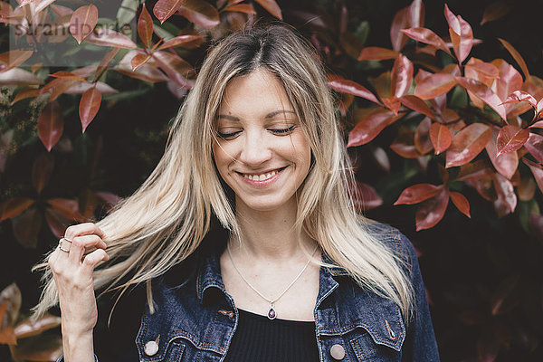 Porträt einer glücklichen jungen Frau im Herbst