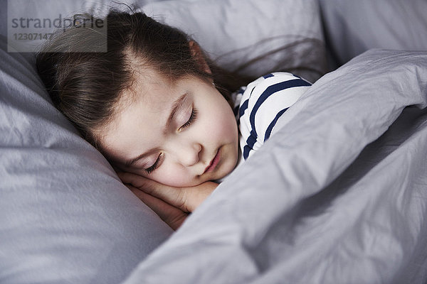 Porträt des schlafenden kleinen Mädchens