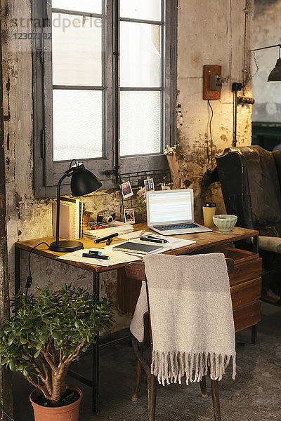 Home Office mit Laptop im Loft