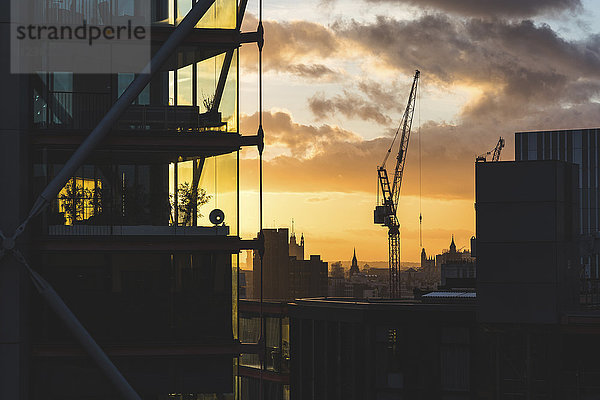 UK  London  Gebäude und Kransilhouette bei Sonnenuntergang mit Big Ben und Westminster im Hintergrund