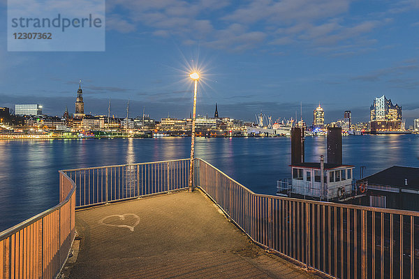 Deutschland  Hamburg  Blick vom Aussichtspunkt Alter Elbtunnel auf Hafen und Elbphilharmonie im Abendlicht