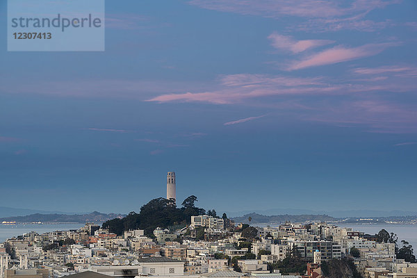 USA  Kalifornien  San Francisco  Coit Tower und Telegraph Hill am Abend