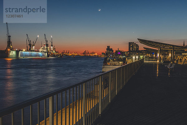 Deutschland  Hamburg  St. Pauli Anlegestellen  Elbe  Docks im Abendlicht mit Halbmond