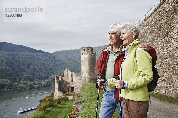 Deutschland  Rheingau  glückliches Seniorenpaar im Blickfeld