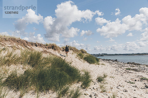 Frankreich  Bretagne  Landeda  Dunes de Sainte-Marguerite  junge Frau beim Wandern in der Düne an der Küste