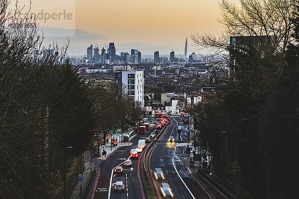 UK  London  Panoramablick auf die Stadt mit belebter Straße im Vordergrund bei Sonnenuntergang