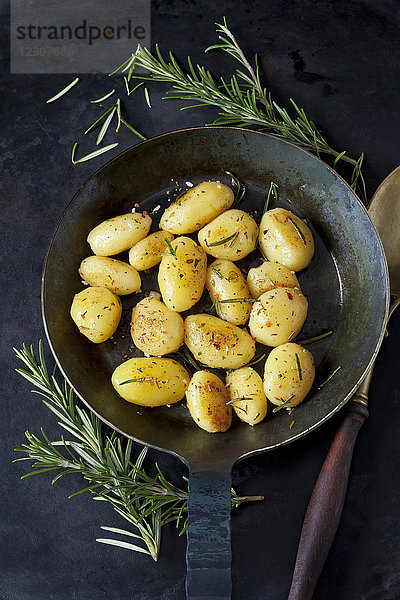 Bratkartoffeln mit Rosmarin in der Pfanne