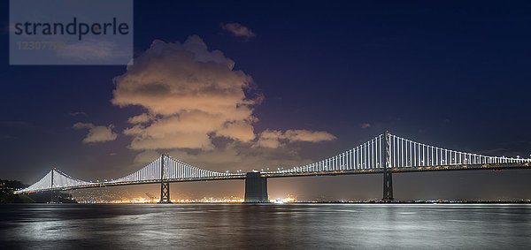 USA  Kalifornien  San Francisco  Oakland Bay Bridge bei Nacht