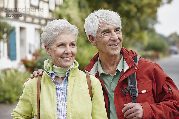 Deutschland  Rüdesheim  Porträt eines lächelnden Seniorenpaares  das sich etwas ansieht