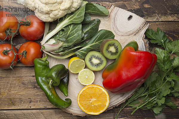 Verschiedenes Obst und Gemüse mit Vitamin C auf Holz