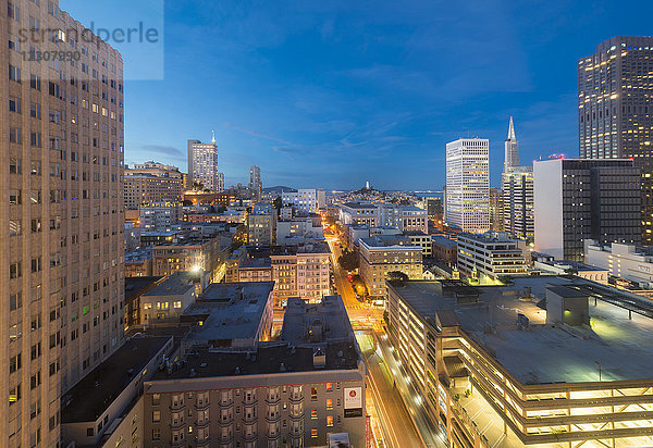 USA  Kalifornien  San Francisco  Chinatown  Financial District  Coit Tower am Abend
