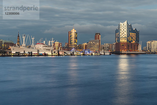 Deutschland  Hamburg  Hafen und Elbphilharmonie im Abendlicht