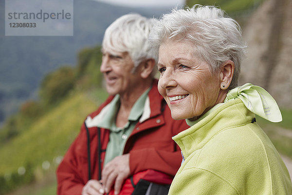 Porträt einer glücklichen Seniorin mit Partnerin im Hintergrund