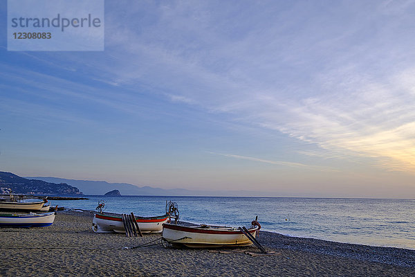 Italien  Ligurien  Riviera di Ponente  Noli  Fischerboote am Strand bei Sonnenaufgang