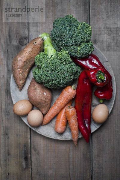 Bio-Lebensmittel  die viel Vitamin A  Brokkoli  Süßkartoffeln  Karotten  rote Paprika und Eier enthalten.