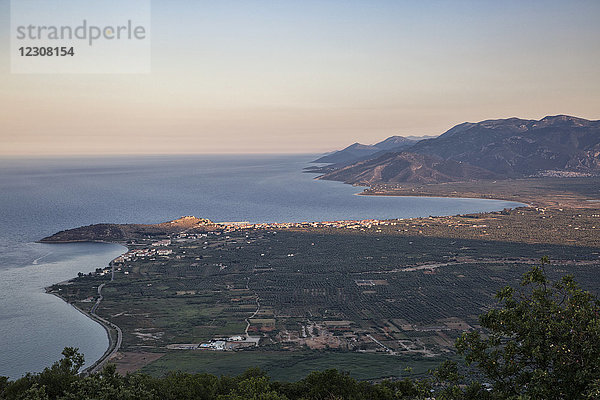 Griechenland  Peloponnes  Arkadien  Paralia Astros  Blick auf Paralia Astros und die fruchtbare Ebene von Astros am Abend