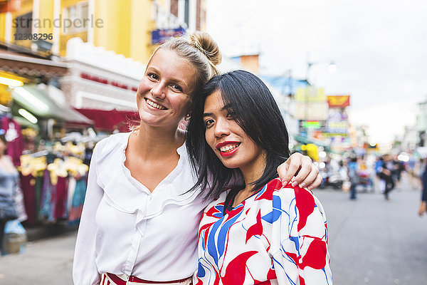 Thailand  Bangkok  Khao San Road  Porträt zweier glücklicher Freunde
