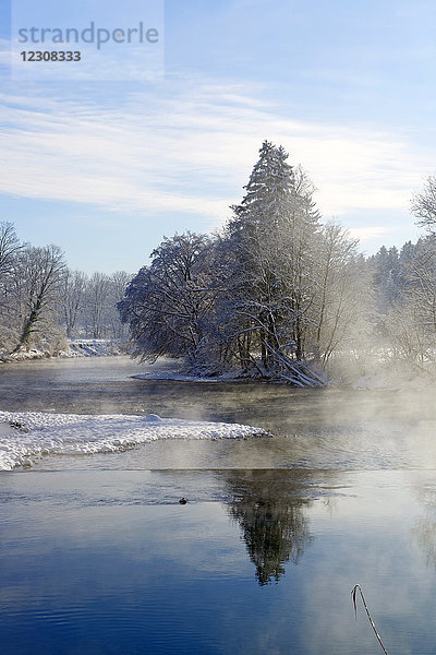 Deutschland  Bayern  Oberbayern  Loisach im Winter