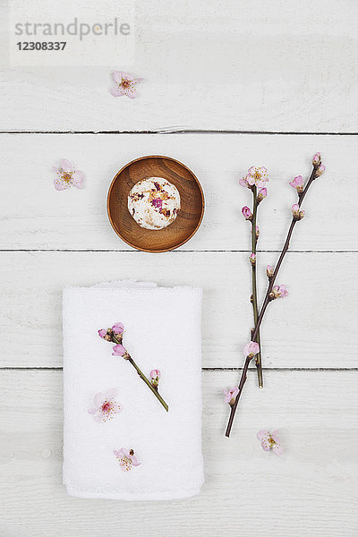 Kirschblüten-Seifenkugel mit Handtuch